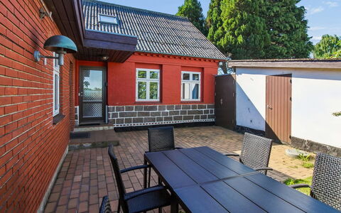 Helge - 10Km from the Sea: Dak, Huis, Woongebied, Huis, Verblijf, Deur, Tuin, Werf, Landgoed, Siding