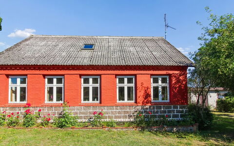 Helge - 10Km from the Sea: Gras, Rood, Huis, Dak, Struik, Deur, Verblijf, Landelijk Gebied, Huis