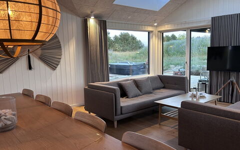 Tayara - 900M from the Sea: Meubilair, Interieur Ontwerp, Flooring, Verdieping, Hout, Plafond, Lichte Inrichting, Bankstel, Woonkamer, Verlichting