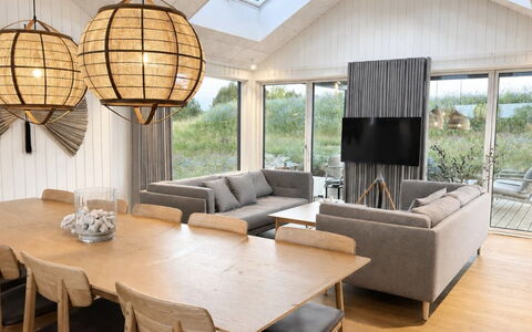 Tayara - 900M from the Sea: Meubilair, Interieur Ontwerp, Flooring, Verdieping, Hout, Plafond, Bankstel, Lichte Inrichting, Woonkamer, Tafel