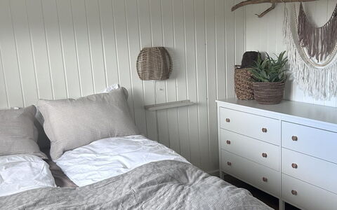 Tayara - 900M from the Sea: Slaapkamer, Hout, Meubilair, Interieur Ontwerp, Bedding, Verdieping, Flooring, Laken, Linens, Bed