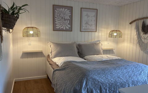 Tayara - 900M from the Sea: Hout, Slaapkamer, Interieur Ontwerp, Bed, Bedding, Laken, Flooring, Verdieping, Meubilair, Bed Frame