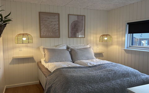 Tayara - 900M from the Sea: Hout, Interieur Ontwerp, Flooring, Plafond, Verdieping, Slaapkamer, Lichte Inrichting, Verlichting, Kamer, Bed