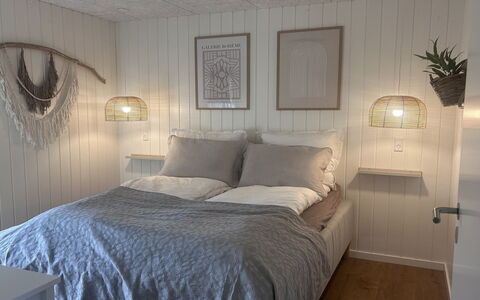 Tayara - 900M from the Sea: Hout, Slaapkamer, Bed, Interieur Ontwerp, Bedding, Laken, Verdieping, Flooring, Bed Frame, Meubilair