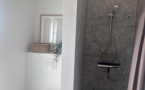 Tayara - 900M from the Sea: Muur, Loodgieterswerkinrichting, Flooring, Verdieping, Loodgieter, Badkamer, Kamer, Kraan, Tegel