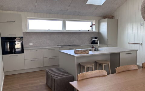 Tayara - 900M from the Sea: Keuken, Countertop, Meubilair, Flooring, Interieur Ontwerp, Cabinetry, Verdieping, Hout, Toestel Van De Keuken, Plafond