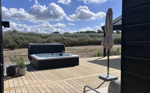 Tayara - 900M from the Sea: Meubilair, Buitenmeubels, Schaduw, Stoel, Dek, Hardwood, Patio, Zwembad, Toevlucht