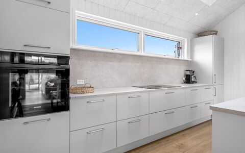 Tayara - 900M from the Sea: Flooring, Keuken, Countertop, Hout, Verdieping, Interieur Ontwerp, Cabinetry, Plafond, Major Appliance, Toestel Van De Keuken