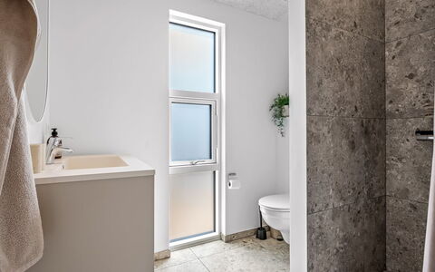 Tayara - 900M from the Sea: Muur, Flooring, Verdieping, Loodgieterswerkinrichting, Plafond, Loodgieter, Badkamer, Wastafel