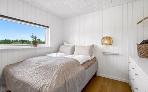 Tayara - 900M from the Sea: Hout, Plafond, Flooring, Verdieping, Slaapkamer, Bedding, Laken, Bed, Plank, Hardwood