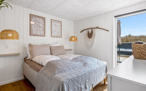 Tayara - 900M from the Sea: Hout, Slaapkamer, Flooring, Laken, Bed, Verdieping, Interieur Ontwerp, Plafond, Bedding, Bed Frame
