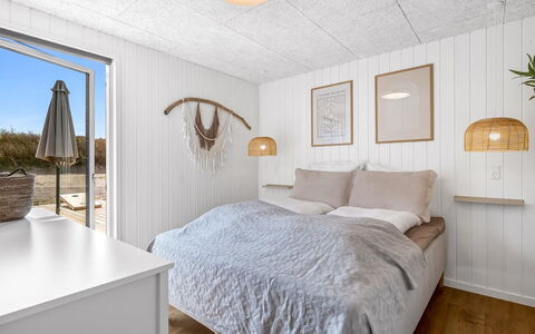 Tayara - 900M from the Sea: Hout, Slaapkamer, Plafond, Flooring, Verdieping, Interieur Ontwerp, Laken, Bedding, Bed, Bed Frame