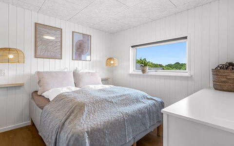Tayara - 900M from the Sea: Hout, Plafond, Slaapkamer, Verdieping, Bed Frame, Laken, Bed, Bedding, Kamer, Hardwood