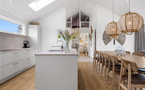 Tayara - 900M from the Sea: Flooring, Interieur Ontwerp, Hout, Plafond, Meubilair, Lichte Inrichting, Verdieping, Houten Vloer, Verlichting, Keuken