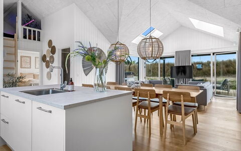 Tayara - 900M from the Sea: Hout, Plafond, Flooring, Interieur Ontwerp, Verdieping, Lichte Inrichting, Kroonluchter, Keuken, Huis, Houten Vloer