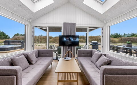Tayara - 900M from the Sea: Hout, Huis, Verdieping, Bankstel, Plafond, Woonkamer, Hardwood, Houten Vloer, Beits