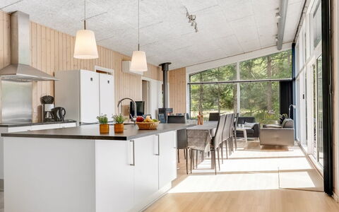 Nakke - 900M from the Sea: Flooring, Interieur Ontwerp, Meubilair, Plafond, Hout, Verdieping, Lichte Inrichting, Keuken En Eettafel, Stoel, Keuken