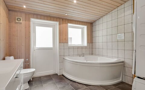 Nakke - 900M from the Sea: Flooring, Interieur Ontwerp, Hout, Verdieping, Plafond, Loodgieterswerkinrichting, Badkamer, Kamer, Loodgieter, Kraan