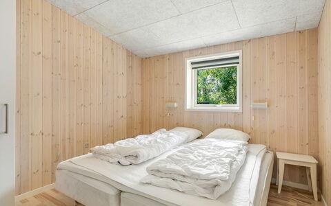Nakke - 900M from the Sea: Hout, Slaapkamer, Plafond, Bedding, Bed, Laken, Hardwood, Beits, Bed Frame, Plank