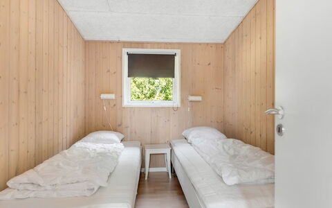 Nakke - 900M from the Sea: Hout, Slaapkamer, Flooring, Verdieping, Interieur Ontwerp, Plafond, Bed, Kamer, Bedding, Beits