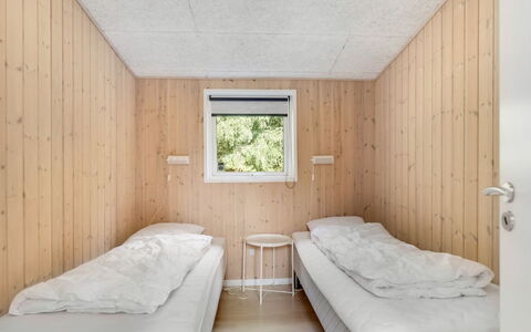 Nakke - 900M from the Sea: Hout, Slaapkamer, Plafond, Bed, Bedding, Plank, Laken, Hardwood, Beits, Daylighting