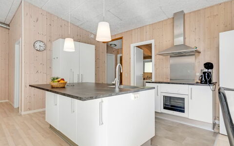 Nakke - 900M from the Sea: Hout, Flooring, Keuken, Plafond, Verdieping, Interieur Ontwerp, Countertop, Houten Vloer, Huis, Kamer