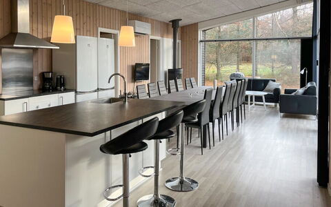 Nakke - 900M from the Sea: Meubilair, Interieur Ontwerp, Keuken, Flooring, Countertop, Hout, Stoel, Lichte Inrichting, Verdieping, Plafond