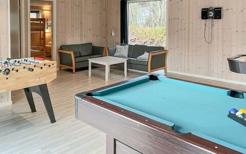 Nakke - 900M from the Sea: Interieur Ontwerp, Flooring, Hout, Meubilair, Verdieping, Plafond, Kamer, Verlichting, Tafel, Beits
