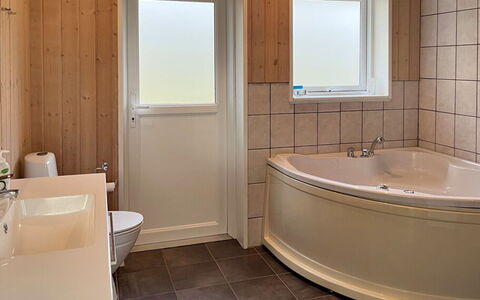 Nakke - 900M from the Sea: Badkamer, Flooring, Interieur Ontwerp, Loodgieterswerkinrichting, Verdieping, Bad, Plafond, Kamer, Loodgieter, Kraan