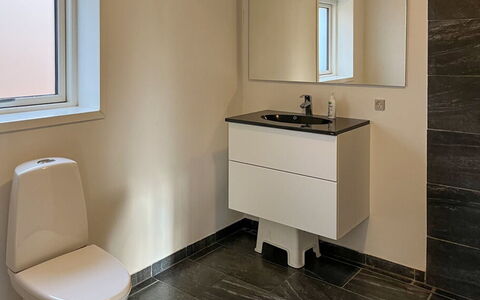 Nakke - 900M from the Sea: Wc Bril, Badkamer, Flooring, Toilet, Verdieping, Loodgieterswerkinrichting, Interieur Ontwerp, Wastafel In De Badkamer, Wastafel, Badkamerkast