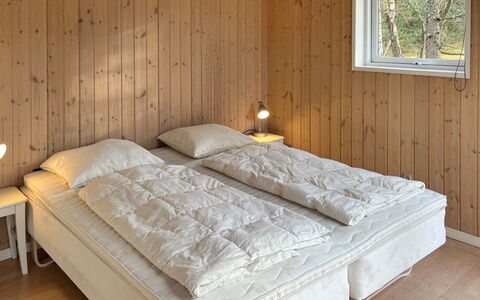 Nakke - 900M from the Sea: Hout, Verdieping, Slaapkamer, Flooring, Meubilair, Interieur Ontwerp, Bed, Laken, Bedding, Plafond
