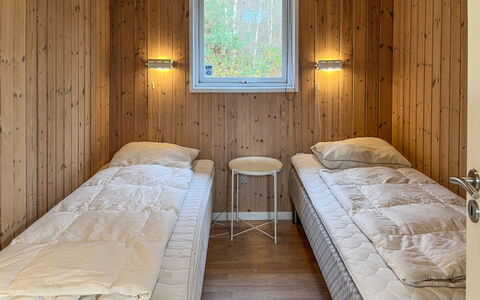 Nakke - 900M from the Sea: Hout, Verdieping, Flooring, Slaapkamer, Interieur Ontwerp, Plafond, Bed, Kamer, Plank, Beits