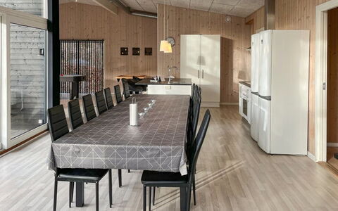 Nakke - 900M from the Sea: Meubilair, Flooring, Interieur Ontwerp, Hout, Verdieping, Plafond, Houten Vloer, Keuken En Eettafel, Lichte Inrichting, Stoel