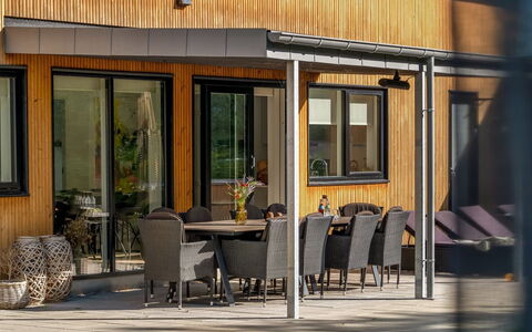 Constance - 900M from the Sea: Hout, Veranda, Deur, Huis, Beits, Schaduw, Hardwood, Siding, Verblijf, Outdoor Structuur