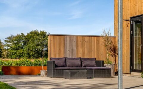 Constance - 900M from the Sea: Hout, Land Lot, Samengesteld Materiaal, Tuin, Hardwood, Beits, Plank, Landscaping, Schaduw, Dek