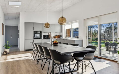 Constance - 900M from the Sea: Meubilair, Interieur Ontwerp, Flooring, Verdieping, Hout, Houten Vloer, Plafond, Keuken En Eettafel, Stoel, Lichte Inrichting