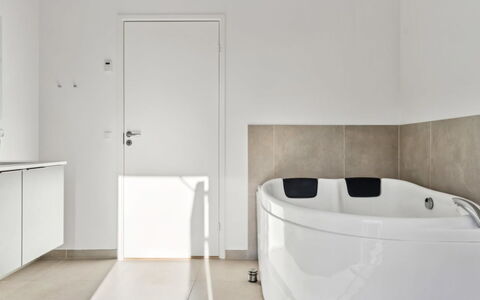 Constance - 900M from the Sea: Flooring, Verdieping, Muur, Interieur Ontwerp, Bad, Loodgieterswerkinrichting, Badkamer, Loodgieter, Kraan, Samengesteld Materiaal