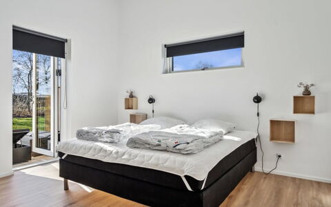 Constance - 900M from the Sea: Slaapkamer, Flooring, Bed, Verdieping, Interieur Ontwerp, Meubilair, Kamer, Plafond, Bedding, Huis