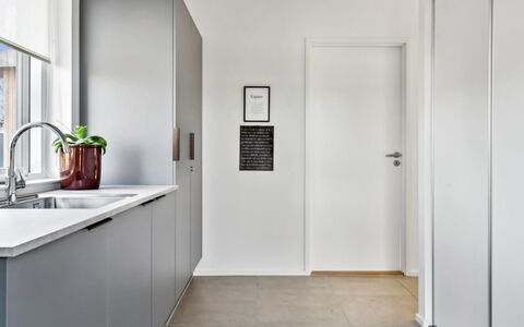 Constance - 900M from the Sea: Flooring, Hout, Verdieping, Interieur Ontwerp, Plafond, Deur, Cabinetry, Kamer, Appartement, Houten Vloer