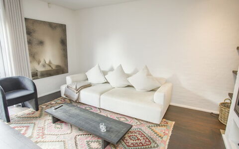 Ehlin - 900M from the Sea: Meubilair, Flooring, Verdieping, Interieur Ontwerp, Bankstel, Muur, Houten Vloer, Hout, Woonkamer, Kamer