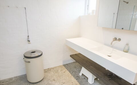 Ehlin - 900M from the Sea: Flooring, Loodgieterswerkinrichting, Muur, Verdieping, Interieur Ontwerp, Badkamer, Loodgieter, Wastafel In De Badkamer, Kraan, Wastafel