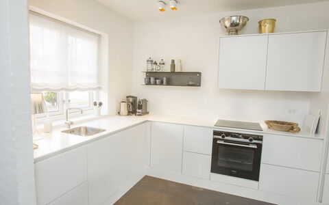 Ehlin - 900M from the Sea: Keuken, Interieur Ontwerp, Flooring, Countertop, Cabinetry, Hout, Toestel Van De Keuken, Meubilair, Verdieping, Plafond