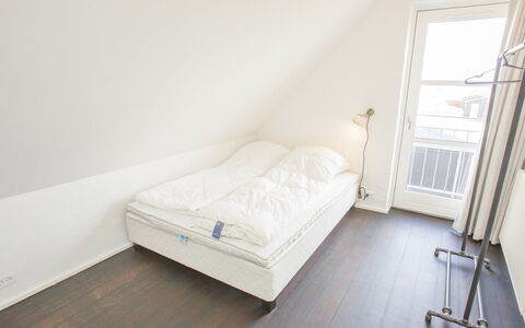 Ehlin - 900M from the Sea: Flooring, Verdieping, Hout, Houten Vloer, Slaapkamer, Bed, Bed Frame, Hardwood, Laken, Bedding