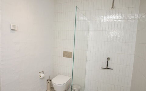 Ehlin - 900M from the Sea: Muur, Flooring, Loodgieterswerkinrichting, Badkamer, Verdieping, Interieur Ontwerp, Loodgieter, Tegel, Kamer