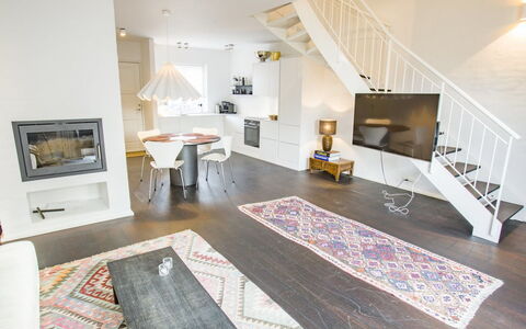 Ehlin - 900M from the Sea: Flooring, Interieur Ontwerp, Verdieping, Meubilair, Hout, Plafond, Houten Vloer, Woonkamer, Kamer, Bankstel