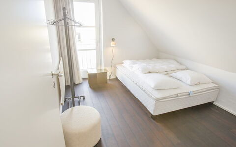 Ehlin - 900M from the Sea: Flooring, Verdieping, Slaapkamer, Interieur Ontwerp, Hout, Bed, Houten Vloer, Meubilair, Bedding, Laken