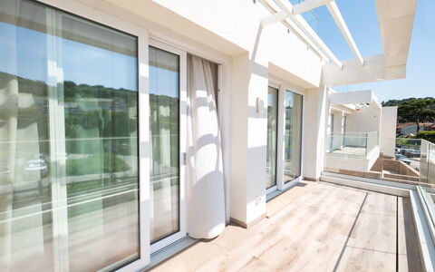 Terrazza Mare, Jacuzzi and Seaview: Hout, Appartement, Verdieping, Interieur Ontwerp, Huis, Balkon, Condominium, Schaduw, Daylighting, Hotel