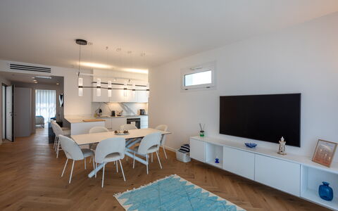 Porto di Luce Luxury, Jacuzzi and Seaview: Meubilair, Interieur Ontwerp, Flooring, Verdieping, Muur, Hout, Plafond, Kamer, Huis, Appartement