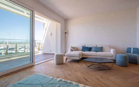 Porto di Luce Luxury, Jacuzzi and Seaview: Verdieping, Flooring, Houten Vloer, Meubilair, Appartement, Stoel, Hardwood, Laminaatvloer, Beits, Woonkamer