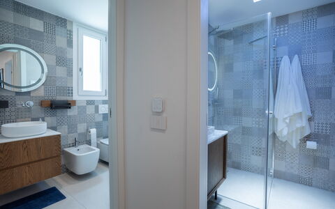 Porto di Luce Luxury, Jacuzzi and Seaview: Interieur Ontwerp, Badkamer, Flooring, Verdieping, Loodgieterswerkinrichting, Muur, Wastafel In De Badkamer, Toilet, Plafond, Spiegel